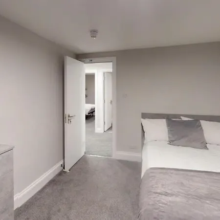 Queens Road Eight Bedroom Flat بريستول