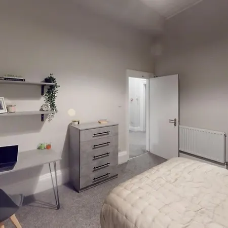 Queens Road Eight Bedroom Flat بيت للعطل