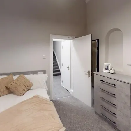 בית נופש Queens Road Eight Bedroom Flat בריסטול
