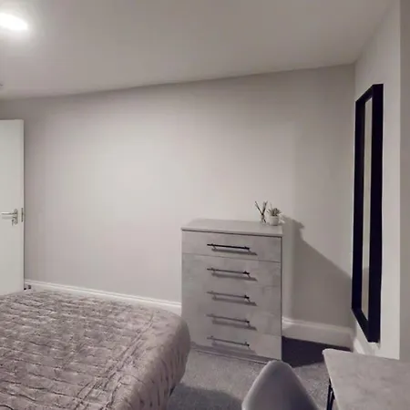 Queens Road Eight Bedroom Flat * Bristol