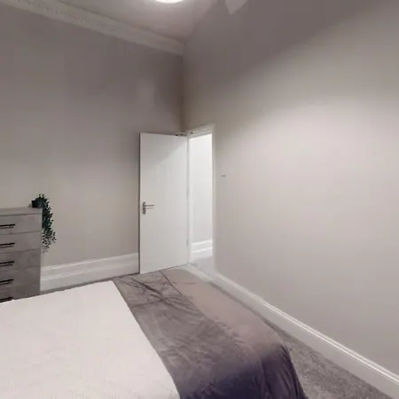 Queens Road Eight Bedroom Flat בית נופש בריסטול