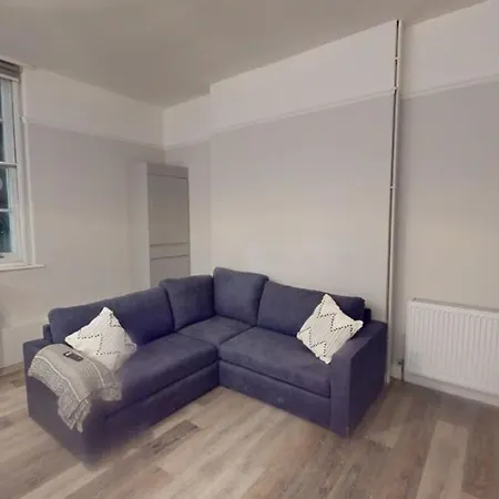 Queens Road Eight Bedroom Flat *