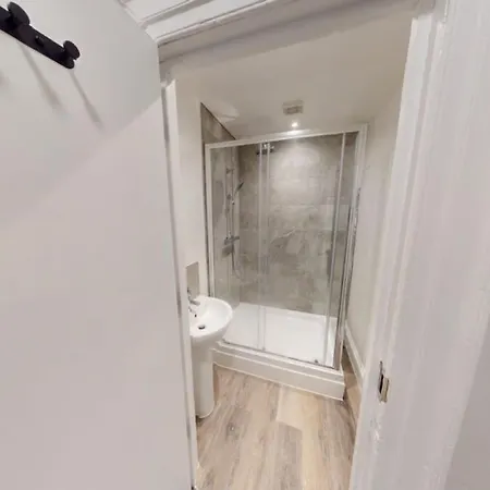 Queens Road Eight Bedroom Flat Vakantiehuis *