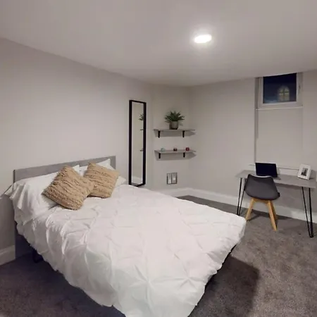 Queens Road Eight Bedroom Flat *