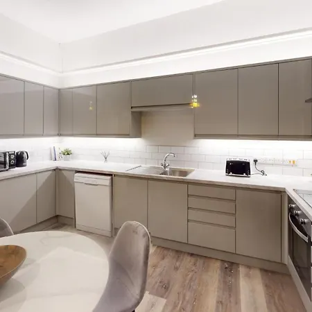 Queens Road Eight Bedroom Flat Бристоль