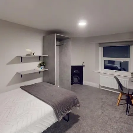 Queens Road Eight Bedroom Flat Будинок відпочинку Бристоль