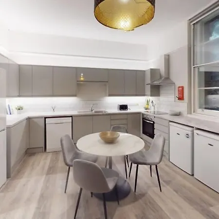 Queens Road Eight Bedroom Flat Будинок відпочинку *