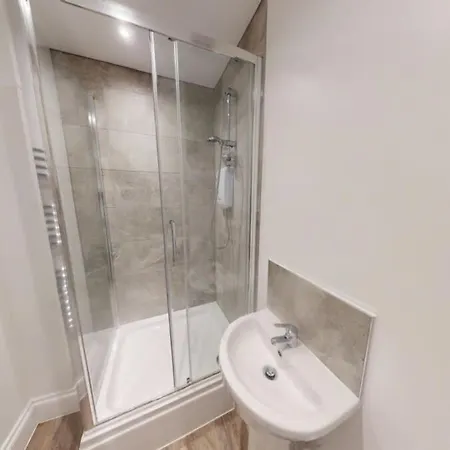 Будинок відпочинку Queens Road Eight Bedroom Flat *